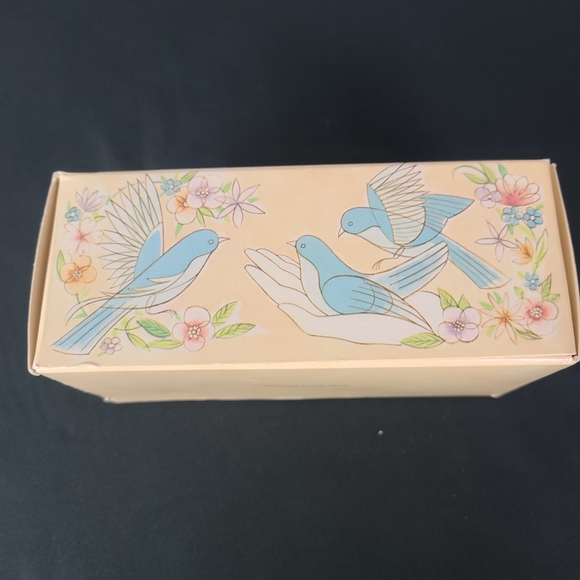 Avon BIRD-IN-HAND. Soap dish and 3 " Special Occasion"  Soaps  FLASH SALE - Picture 6 of 10